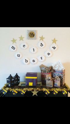 a table topped with lots of gifts under a sign that says medak baraa