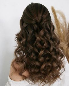 Wedding hairstyles with hair down are perfect for spring or summer celebration. Have inspired with our wedding hairstyle ideas for hair down. #weddinghair Winter Wedding Hair, Simple Prom Hair, 2024 Prom, Long Hair Wedding Styles, Prom Hairstyles For Long Hair, Hair Down, Hairdo For Long Hair, Prom Hairstyles