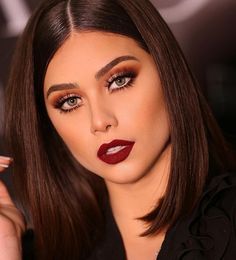 Getting a makeup look right is a tricky thing. Though we know that day look is all about softer nude shades, it is the evening makeup looks that needs... #evening #eveningmakeup #ideas #makeup Red Lip Makeup, Best Makeup Tips, Braut Make-up, Evening Makeup, Bride Makeup, Red Lipstick, Perfect Makeup