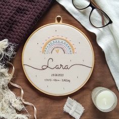 Bastidor de bambu de 20cm com bordado nome Lara, arco-íris e informações de nascimento. Embroidery Name Patterns, Name Embroidery Ideas, Embroidery Name Designs, Baby Name Embroidery, Embroidery Names, Baby Art Projects, Digital Embroidery Patterns