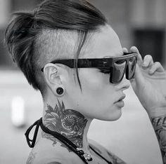 Shaved Side Haircut, Punky Hair, Side Haircut, Undercut Long Hair, Short Shaved Hairstyles, Half Shaved Hair, Shaved Hair Designs, Shaved Side Hairstyles, Half Shaved