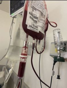 an iv machine hooked up to a monitor in a hospital room with blood flowing from it