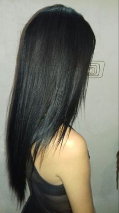 Latina Hair Layers, Black Hair Layers Straight, Straight Black Layered Hair, Black Straight Hair With Layers, Long V Hair, Black Straight Hair Layers, Long Sleek Haircut, Straight Hair V Cut, Long Hair Layered Haircut Straight