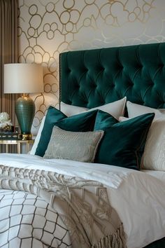 Bedroom Ideas Interior Design, Emerald Green Bedrooms, Emerald Green Art, Decorating Ideas Bedroom, Green Bedrooms, Green Bedroom Decor, Velvet Bedding, Emerald Velvet, Green Art Deco