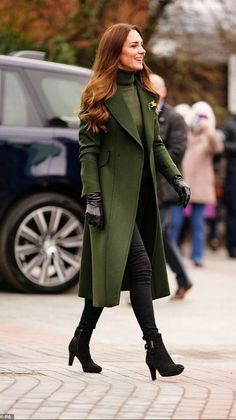 #Winter#WinterOutfits#Fashion2024#SeasonalFashion#WinterTrends#StyleTips#ColdWeatherOutfits#Skirts#Layering#MidiSkirtsIdeas#OutFitIdeas#WinterFashion#WinterOutfitsAesthetic#WinterOutfitsKorean#WinterOutfitsForWomen#ChristmasOutfit Supermodel Style, Green Wool Coat, Royal Family Fashion, Oversized Wool Coat, Woman Tips, Trendy Date Night Outfit, Date Night Outfit Ideas, Night Outfit Ideas