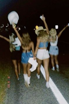 country concert friends aesthetic preppy summer Stage Coach Aesthetic, Country Concerts Aesthetic, Country Dancing Aesthetic, Music Festival Picture Ideas, Country Concert Pictures, Country Concert Photo Ideas, Summer Country Aesthetic