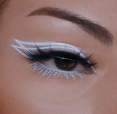 Artemis Inspired Makeup, Angle Halloween Make Up, Angle Makeup Looks, Easy Graphic Liner Hooded Eyes, Black And White Makeup Aesthetic, Gojo Makeup, Grafic Eyeliner Makeup, Makeup Looks Eyes, Eyeliner Looks Goth