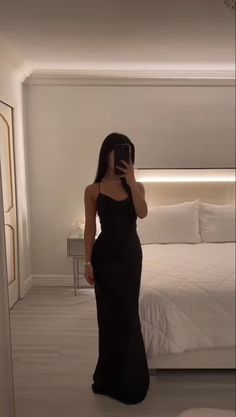 Prom Dress Women, Brunette In Black Dress, Dinner Dress Aesthetic, Dress With Heels Outfit, Long Black Dress Aesthetic, Fancy Dinner Outfit Night, A Day In Paris Dress To Impress, Black Dress For Party, Formal Black Dresses