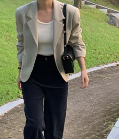 #koreanstyle #modacoreana #outfitscoreanos #modaasiatica #modestia #outfitsmodestos #chic #formaloutfits  #outfitsfemeninos #cristiana #faldas #cardigans #camisas #ballerinas #formal Blazer Outfits Office Business Casual, Work Outfits Blazer, Outfit Interview, Outfits Blazer, Perfect Makeup Look, Blazer Outfits Casual, Boss Outfit, Casual Work Outfits Women, Fashion Top Outfits