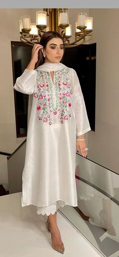 Latest Salwar Suit Designs 2024, Summer Pakistani Outfits, Pakistani Suits Casual Summer, Pakistani Suits Casual Simple, Simple Pakistani Suit, Pakistani Fashion Casual Kurta Designs, Pakistani Casual Suits, Stylish Pakistani Outfits, Pakistani Suit Pattern