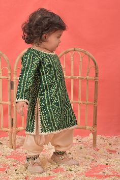 VASTRAMAY SISHU Girls Green Bandhni Print Kurta And Patiala Set Brighten up your little one's wardrobe with the VASTRAMAY SISHU Girls Green Bandhni Print Kurta And Patiala Set. This set combines traditional design with modern comfort, making it perfect for festive occasions and casual wear. Features Beautiful Bandhni print Comfortable fit Easy to wear and remove Perfect for festive occasions Specifications Set includes: 1 Kurta and 1 Patiala Color: Green Sizes available: 4-10 years Material & Ca Festive Cotton Sharara With Self Design, Cotton Sharara With Self Design For Festive Occasions, Festive Cotton Choli With Self Design, Festive Cotton Choli With Dori Work, Green Bandhani Print Churidar For Festivals, Festive Cotton Choli With Mirror Work, Transitional Festive Cotton Choli, Green Bandhani Print Choli For Eid, Cotton Long Sleeve Choli For Festivals