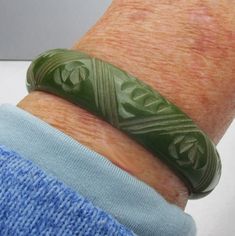 Vintage Bangle Bracelets, Bakelite Bangles, Art Deco Bracelet, Vintage Bangles, Flower Vintage, Glass Pendant Necklace, Green Flower, Purple Glass, Green Flowers