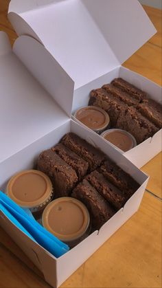 Brownies brownie box chocolate fudgy brownies dulce de leche arequipe repostería postre Mini Muffin Packaging Ideas, Brownie Gift Ideas, Brownies Box Packaging Design, Baked Goods Small Business, Packaging Desserts Ideas, Brownie Box Ideas, Brownies Business Ideas, Baking Packaging Ideas, Brownies Packaging Ideas