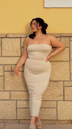 Midsize Body Reference Pose, Plus Size Formal Poses, Plus Size Dress Poses, Midsize Photoshoot Poses, Plus Size Poses For Pictures Dress, Plus Size Modeling Poses Photo Shoots, Instagram Pose Ideas Plus Size, Pose Reference Chubby, Mid Size Photoshoot