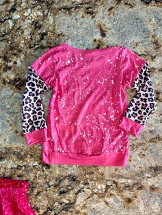 Love Vibes - Here’s a fun long sleeve tee for all our Little Sweethearts! 💕 Goes great with our PINK Sparkle Bells or with leggings, jeans… heck this fun top goes with everything! More Razels Materials: COTTON BLEND, LOVE VIBES. Fun Long Sleeve T-shirt For Playtime, Playful Pink Tops With Letter Print, Fun Long Sleeve T-shirt For Spring, Pink Long Sleeve Tops With Letter Print, Pink Long Sleeve Top With Letter Print, Fun Pink Tops For Loungewear, Cute Pink Tops For Loungewear, Pink Long Sleeve T-shirt With Graphic Print, Pink Long Sleeve Tops With Graphic Print