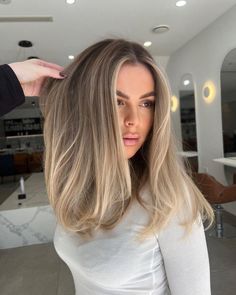 45 Stunning Medium-Length Blonde Hair Trends For 2024 Shoulder Length Hair Balayage, Medium Length Blonde Hair, Beige Blonde Hair, Medium Length Blonde, Brunette Hair With Highlights, Hair Blond, Balayage Blonde, Spring Hair Color