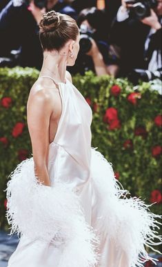 Sleek Bun Hailey Baldwin, Hailey Bieber High Bun, Hailey Bieber Updo, Hailey Bieber Bun, High Sleek Bun, Model Off Duty Hairstyle, Sleek High Bun, High Bun Wedding, Estilo Kardashian