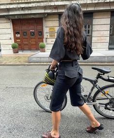 Urban Bike Style, Coquette Vintage, Shoes Outfit, Mommy Style, Open When, Streetwear Fashion Women, Travel Fashion, How To Pose