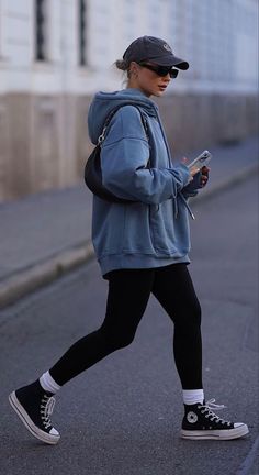 Hoodie Casual Outfit Women, Sport Leggings Outfit Casual, Fall Sporty Outfits, Sporty Winter Outfits, Converse Outfit Winter, Black Athleisure Outfits, Leggings And Converse, Outfit Converse, Outfits Leggins