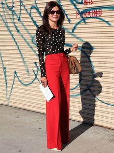 street-style-calca-pantalona-vermelha Red Pants Outfit, Red Trousers, Chique Outfits, Wear Red, Red Pants, Casual Work Outfits, Wearing Red, Mode Vintage