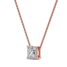 Este colgante de diamante princesa solitario cuenta con un hermoso diamante sostenido en un engaste de canasta para permitir la mayor superficie posible. Esta pieza es perfecta para cualquier ocasión añadiendo una sutil elegancia a tu look. Elegant Baguette Cut Diamond Necklace In Prong Setting, Elegant Vvs Clarity Emerald Cut Diamond Necklace, Elegant Baguette Cut Solitaire Necklace With Prong Setting, Luxury Baguette Cut Solitaire Necklace, Luxury Diamond Necklace With Emerald Cut And Prong Setting, Luxury Diamond Necklace With Emerald Cut In Prong Setting, Luxury Emerald Cut Diamond Necklace With Prong Setting, Timeless Rose Gold Radiant Cut Jewelry, Luxury Baguette-cut Solitaire Necklace For Anniversary