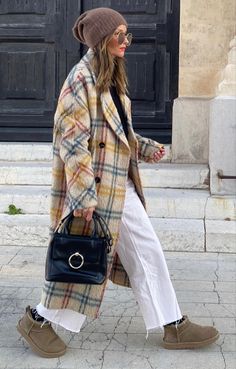 Library Outfits Winter, Seville Spain Outfits, Casual Dinner Outfit Summer, Going Out Outfits Casual, Chica Chola, Dinner Outfit Casual, Aesthetic Overalls Outfit, Oversized Aesthetic, Ugg Booties