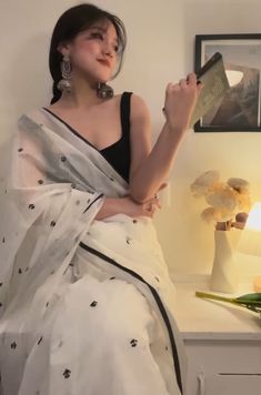 Farewell Saree Aesthetic, Graduation Outfit Ideas Indian, Indian Saree Aesthetic, Retro Saree Look, Farewell Pics, Everyday Saree, Saree Aesthetic, Nayanthara Hairstyle, Corset Fashion Outfits