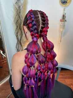 Colorful Fake Hair Braids, Rave Braids Festival Hair Red, Festival Box Braids, Bubble Braid With Color Extensions, Dragon Braid With Extensions, Red And Purple Braids