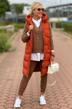 Fab Ways to Layer a White Button-Down Shirt - YLF Mode Over 50, Outfit For Petite Women, Outfits For Petite, Winter Fashion Outfits Casual, Guest Attire, Dresses Modest, Dresses 2024