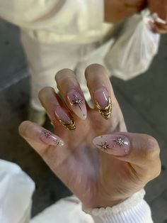 possibly my favourite set yet - golden chrome powder w/ 3D design + gems Gold 3d Chrome Nails, Nail December, Chrome Powder Nails, 3d Chrome Nails, Golden Nails Designs, Quick Nail Art, Gel Nails French, Goddess Vibes, Golden Nails