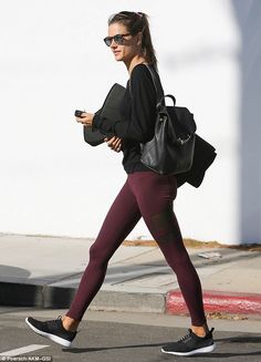 Maroon Yoga Pants Outfit, Burgundy Leggings Outfit Workout, Maroon Leggings Outfit, Importance Of Yoga, Yoga Outfits For Women Fashion, Leggings Outfit Workout, Gym Chic, Outfits Leggins, Yogapants Outfit