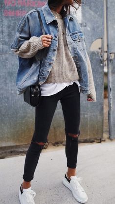 Winter Clothes Women Casual, Vinter Mode Outfits, Winter Outfits 2019, Poncho Outfit, Stil Boho, Black Ripped Jeans, Outfit Jeans