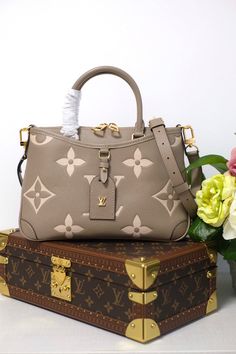 Size: 28cm*18cm*8cm  It comes with Dust box. Care manual. Tag. and Paper bag. Louis Vuitton Collection, Hot Bags, Louis Vuitton Fashion, Luxury Packaging, Branded Bags, New Handbags, Louis Vuitton Bags, Bags Shoes, Luxury Bags