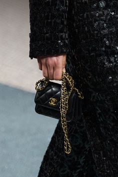 Chanel Fall 2022 Ready-to-Wear Fashion Show Details: See detail photos for Chanel Fall 2022 Ready-to-Wear collection. Look 145 Chanel Fall 2022, Mini Chanel, Tweed Bag, Chanel Fashion Show, Chanel Suit, Detail Photos