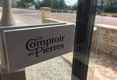 a sign that reads le comptoir des pierres