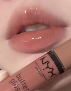 Makeup Contouring, Alat Makeup, Butter Gloss, Makeup Accesories, Lip Makeup Tutorial, Fancy Makeup, Soft Makeup, Lip Glosses, Makeup Items