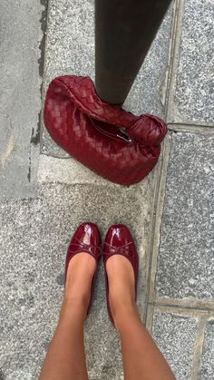 Cherry Lady, Shoes Closet, Quoi Porter, Skandinavian Fashion, Flats Outfit, Spring Fits, Shoe Inspo, Mode Inspo, Red Aesthetic