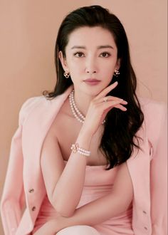 Poses For Photos, Chinese Actress, Entertainment Industry, Entertainment News, Asian Beauty, Photo Shoot, Latest News, Diamond Earrings