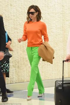 11 Looks da Victoria Beckham de calça colorida Por Aí Colour Combinations Fashion, Color Blocking Outfits, Color Combinations For Clothes, Orange Outfit, Orange Blouse, Green Pants, Colourful Outfits