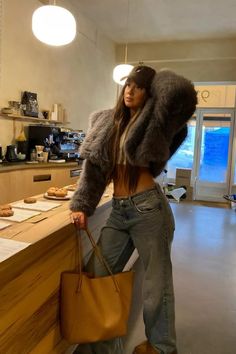 Stay cozy and stylish with these simple and cute London winter outfit ideas that are sure to keep you warm while exploring the city's aesthetic charm. Oversized Fur Jacket Outfit, Crop Fur Jacket Outfit, Fur Jacket Street Style, Long Fur Coat Outfit, Crop Fur Jacket, Jacket For Women Fashion, Low Rise Jeans Outfit, Fur Jacket Outfit