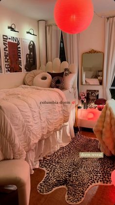 Big Dorm Room Aesthetic, Pink Dorm Room Ideas Aesthetic, Ny Room Aesthetic, Twin Xl Bedroom Ideas, Cool Girl Bedroom Ideas Nyc, College Dorm Room Ideas Earthy, Room Ideas Aesthetic Dorm, Bunk Beds Room Decor, It Girl Dorm Room