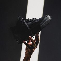 Der Air Jordan 3 "Black Cat" droppt endlich morgen früh um 9 Uhr. Das Ding ist brutal!