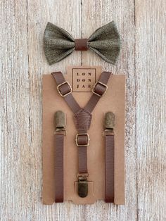 Olive Sage Bow Tie with Weathered Coffee Suspender Set – London Jae Apparel Sage Bow Tie, Brown Groomsmen, Groomsmen Suspenders, Bearer Outfit, Bowtie And Suspenders, Ring Bearer Outfit, Leather Suspenders, Estilo Country, Suspenders Set