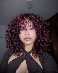 @lalalauriss on ig Black Red Hair Curly, Black And Red Curly Hair, Curly Red Hairstyles, Curly Burgundy Hair, Red Burgundy Hair, Dark Maroon Hair, Burgundy Curly Hair, Black Red Hair, Dyed Curly Hair