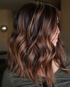 Brunette Hair With Caramel Highlights, Caramel Highlights On Black Hair, Hair Clours, Black Hair Looks, Highlights On Black Hair, Carmel Highlights, Honey Balayage, Warm Highlights, Wavy Hairstyles Medium