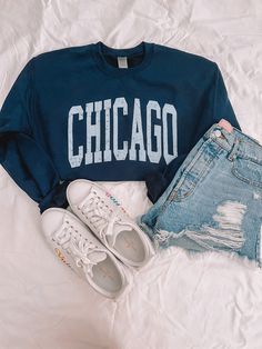 chicago crewneck. cute & comfy! size up to be oversized! Navy Crewneck Outfit, Chicago Sweatshirt, Crewneck Outfit, Navy Crewneck, Chicago Outfit, Paintings Tutorials, Trendy Fits, Circuit Ideas, Cute Comfy