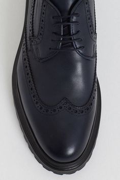 Werten Sie Ihr Schuhwerk mit unseren dunkelblauen Brogue-Derby-Schuhen auf. Diese Derbys werden sorgfältig von Hand aus hochwertigem Kalbsleder gefertigt und vereinen klassische Brogue-Details mit modernem Flair. 

Egal, ob Sie ins Büro gehen oder abends ausgehen, mit diesen vielseitigen Schuhen treten Sie stilvoll und bequem auf.





 Hochwertige Lederkonstruktion: 100 % echtes Kalbsleder garantiert Haltbarkeit und ein luxuriöses Gefühl.





 Markante Brogue-Details: Klassische Brogue-Perforationen verleihen einen Hauch zeitloser Eleganz.



 
Gepolsterte EVA-Sohle: Bietet außergewöhnlichen Komfort und Stoßdämpfung für ganztägiges Tragen.





 Schnürverschluss: Bietet einen sicheren und anpassbaren Sitz.





 Vielseitiges Marineblau: Passt zu einer großen Auswahl an legeren und forme Wingtip Oxford Loafers With Stitched Sole, Classic Blue Wingtip Loafers, Wingtip Oxfords With Textured Sole For Office, Blue Wingtip Oxfords, Wingtip Oxfords With Textured Sole, Office Wingtip Leather Shoes With Textured Sole, Classic Navy Oxfords With Plain Toe, Blue Wingtip Dress Shoes With Brogue Detailing, Classic Blue Oxfords With Brogue Detailing