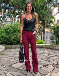 Look de trabalho - look do dia - look corporativo - moda no trabalho - work outfit - office outfit - spring outfit - look executiva - look de primavera - spring outfit - summer outfit - look vida real - ootd - look advogada - calça marsala - listra - regata couro preta - courino Satin Silk Top, Outfit Office, Ideal Closet, Casual Chique, Fashion For Women Over 40, Office Outfit, Girls Outfits, Outfit Look, Work Looks