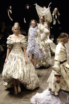 Alexander McQueen Alexander Mcqueen Fashion, Couture Mode, Zuhair Murad, Steampunk Fashion, Yohji Yamamoto, Mode Vintage