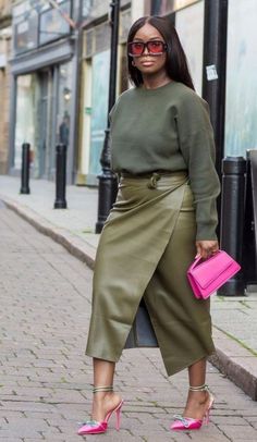 Green Leather Dress Outfit, Pink Leather Skirt Outfit, Green Leather Skirt Outfit, Olive Green Outfit, Moda Over 40, Dress Better, Effortlessly Chic Outfits, Slip Skirts, Looks Black